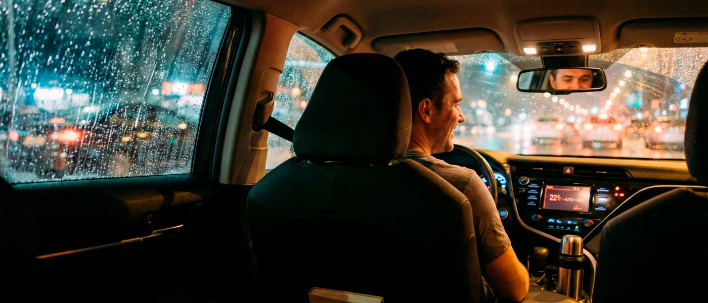 Kurier czy kierowca taxi – co wybrać do pracy dodatkowej lub stałego dochodu?